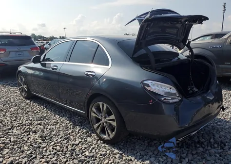 2016 Mercedes-Benz C 300 z USA, uszkodzony, nr VIN 55SWF4JB0GU122917